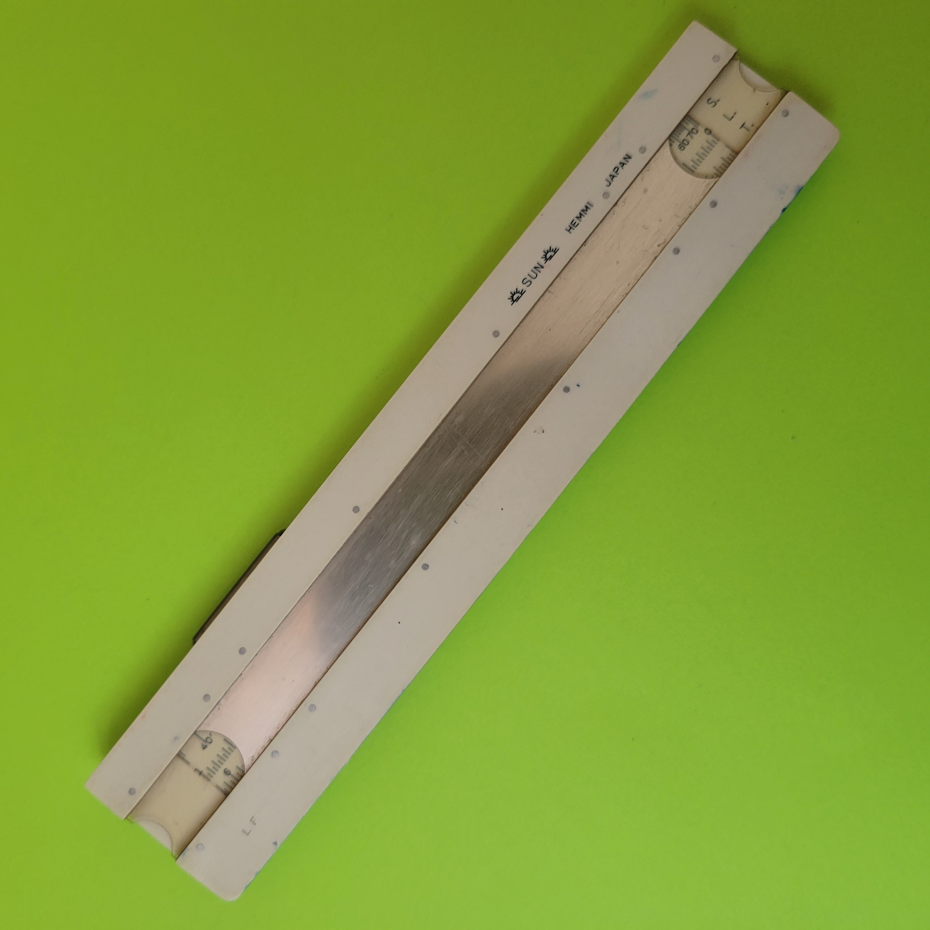 An image of the back of a Hughes-Owens Co (Sun Hemmi) No.1762 slide rule